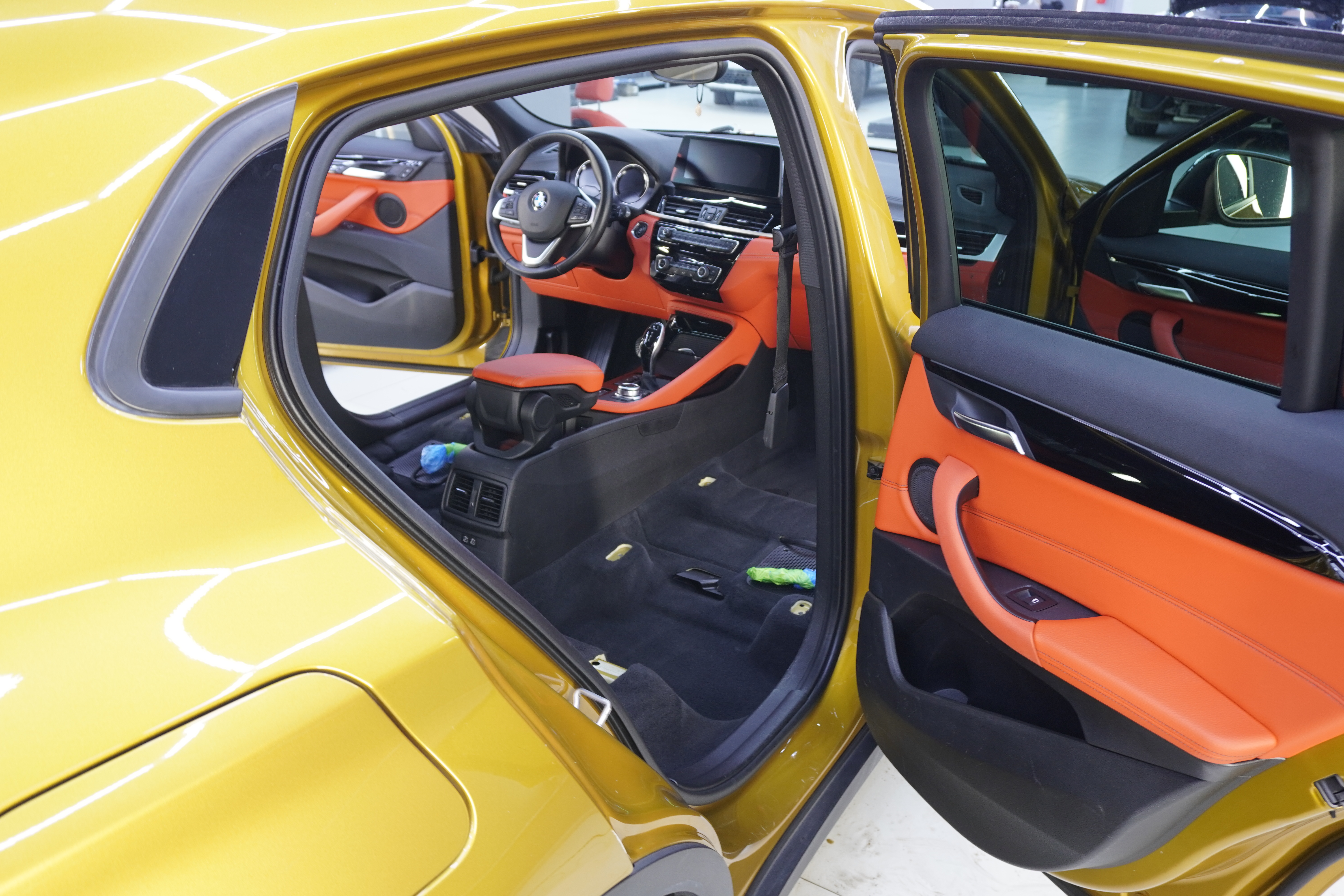 Полировка, керамика и химчистка с разбором BMW X2: спортивный купе-кроссовер в идеальном состоянии